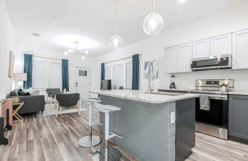 3BR Modern, Gated Home w FreePking, BBQ, Firepit, Mins to Downtown - Foto 19