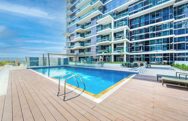 Luxury StayCation - Studio in Damac Hills with Balcony and Golf Views - Foto 1