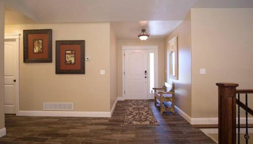 3 Car Garage Full Kitchen Large Backyard Smart TVs - Foto 3