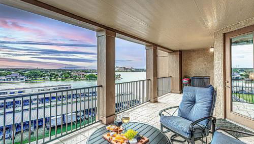 Chic 2BD with Balcony Pool Hot Tub & Marina Views - Foto 3