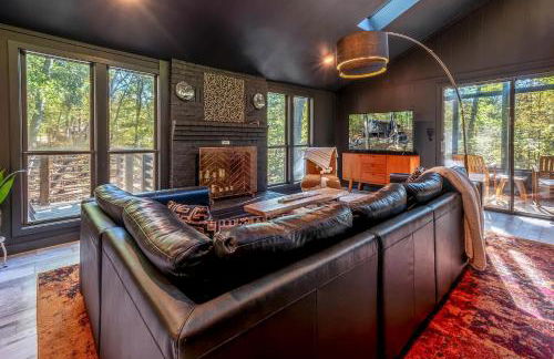 Modern Forest Cabin with Hot Tub, Screened Porch & Resort Access Near Hedgesville, WV - Foto 10