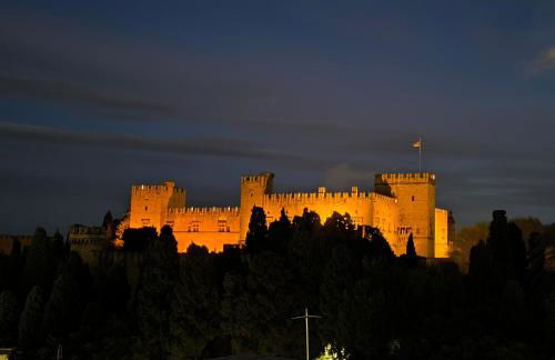 SEAL of Knight - Castle View - Downtown near the Beach - Photo 11