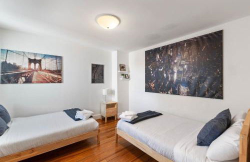 3BR Colonial House with Parking by CozySuites - Foto 15