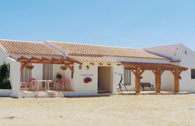 2-bed Villa Sleeps 5 - Private Pool & Free Parking - Foto 1