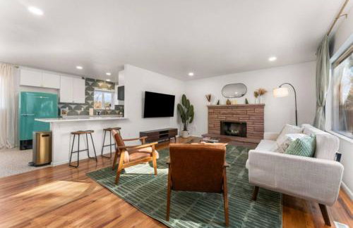 The Aspen is a mid-century modern upstairs unit. - Foto 6