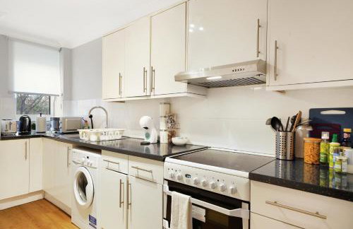 Luxury 3-Bed Apartment with Private Garden En-Suites & Underground Parking Prime NW6 London Location - Foto 13