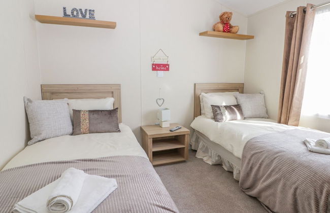 Superb Detached Lodge Located on Skipsea Sands - Photo 2