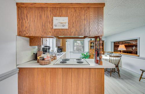 Amish Country Apartment with Cozy Fireplace! - Foto 9