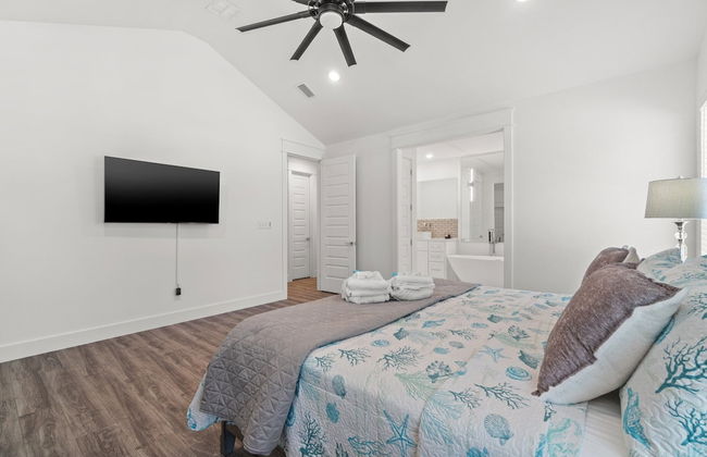 Brand NEW Expansive Coastal Home w/ Custom Furnishings Sleeps 15 - Foto 3