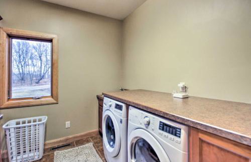 Dock, Hot Tub and Game Room Luxe Lake Latoka Home - Foto 33