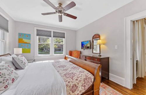 Luxurious Myers Park Living with Screened Porch - Foto 11