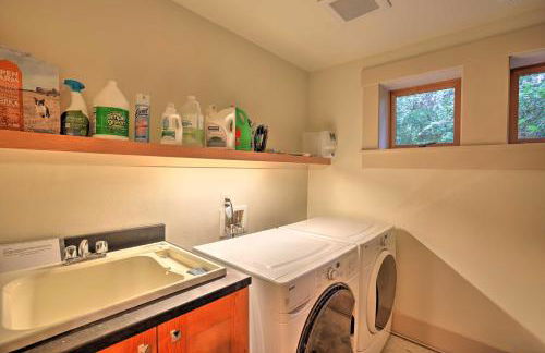 Lopez Island Hideaway with Coastal Views and Deck! - Foto 27