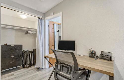 Walkable Downtown Stay with Fire Pit - Foto 12