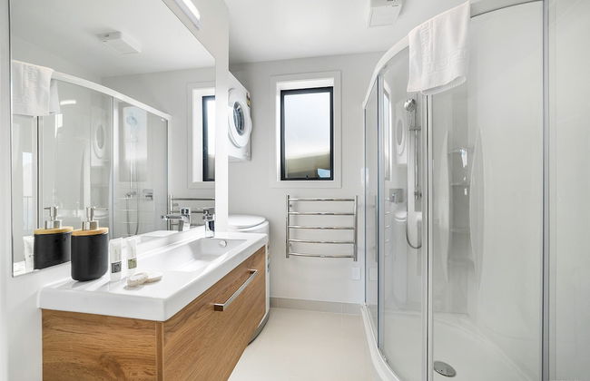 Modern One Bedroom Apartment with Lake View - Foto 9