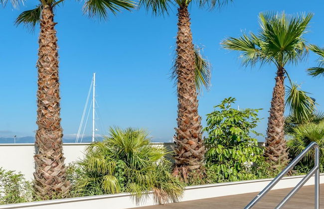 Luxury Modern Apartment With Exceptional Views! Hosted by Sweetstay - Photo 31