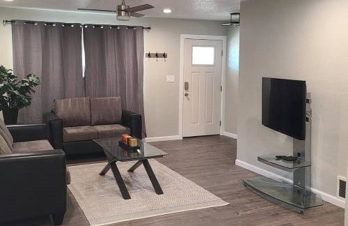 Modern Mountainside House - Photo 20