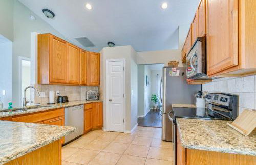 Relax Poolside Spring Hill Family Home with Yard! - Foto 12