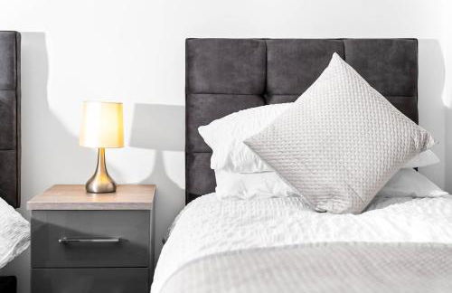 Marcot House Modern 5 bedroom house Solihull 10 mins drive from bhx & nec private off road parking - Foto 11