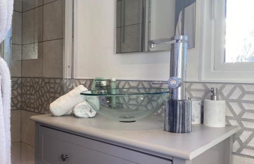 Adorable private couples retreat with hot tub - Photo 17