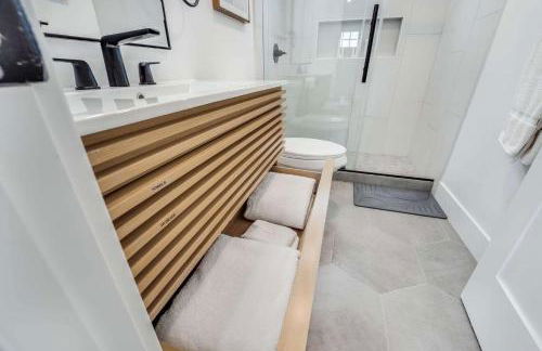 Brand New Apt w Parking Blocks from Downtown- D - Foto 9