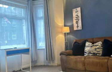 Spacious 3-Bedroom House with Fast Wi-Fi & Free Parking - Foto 1