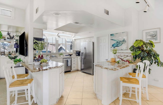 Shoreline Villa by Avantstay Steps to the Beach, Bay, & Pier! - Photo 12