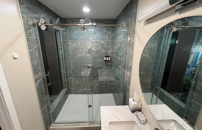 Lighthouse Inn & Suites - Photo 49