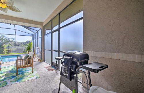 Bright and Sunny Riverview Oasis with Pool and Pond - Foto 26