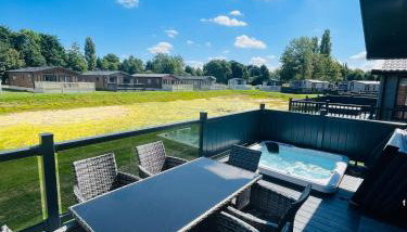 Laburnum Lodge with Hot Tub - Foto 2