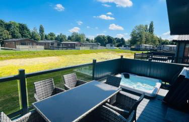 Laburnum Lodge with Hot Tub - Foto 2