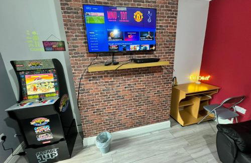 Giga Residential 4 Bedrooms, 8 guests , Near City Centre, Arcade Machine, Sky TV, Netflix, Free Wifi, Free Parking - Foto 11