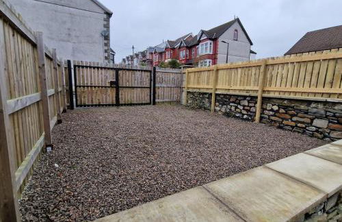 5 Bedroom semi detached home with off road parking - Photo 6