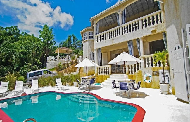 Sea Symphony Barbados - 6 B R Beachfront Villa w Staff - Foto 1