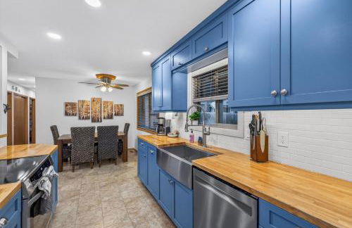 Evergreen Escape- Walk to Downtown & Boat/trailer Parking! - Foto 1