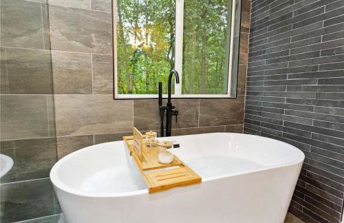 Stylish Lakehouse with Black-and-White Modern Design near Lake Hartwell, Clemson SC - Foto 24