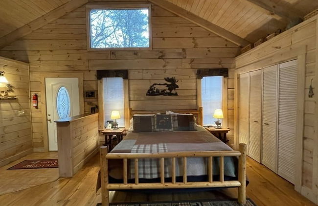 Private and Perfect! - hot tub, king bed, fireplace - dog and motorcycle friendly Studio Cabin by RedAwning - Foto 3