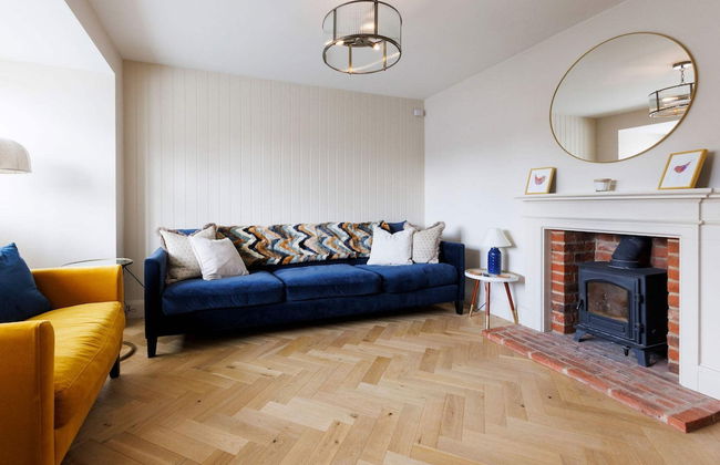 Chic 4-bed Coastal Retreat in Heart of Bosham - Photo 2