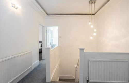 Pillo Rooms - Spacious 4 Bedroom Detached House close to Heaton Park - Foto 39