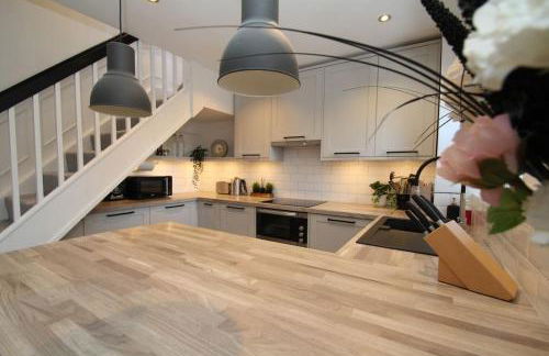 Lovely house overlooking field with woodland walks - Foto 1