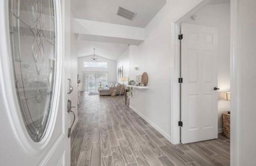 Newly Renovated 4BR 2B Riverview Oasis with King - Foto 26