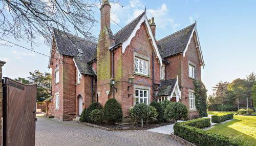 Luxury Detached House in Large Private Grounds, with Outdoor Jacuzzi and Sauna - Foto 2