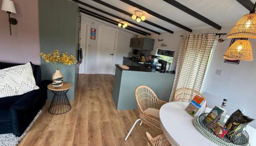 Robins' Rest - 22 Caer Beris Luxury Lodge Park NEW Sleeps 6 Riverside Reteat - Foto 5, pet friendly