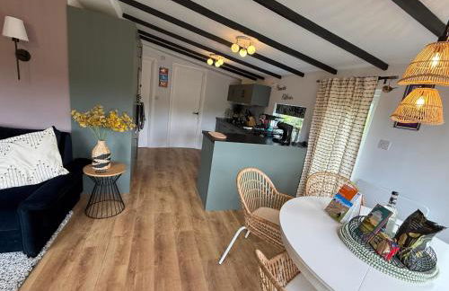 Robins' Rest - 22 Caer Beris Luxury Lodge Park NEW Sleeps 6 Riverside Reteat - Foto 5