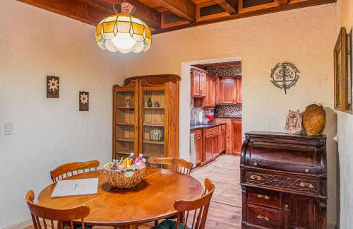 Myrinn-Hobbit Cottage on the Creek Storybook Stay - Foto 13