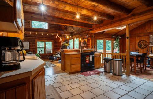 Cozy Log Cabin- W Fireplace - Foto 14