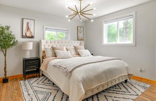 Private Hot Tub, Deck! Group Getaway in Friendship - Foto 11