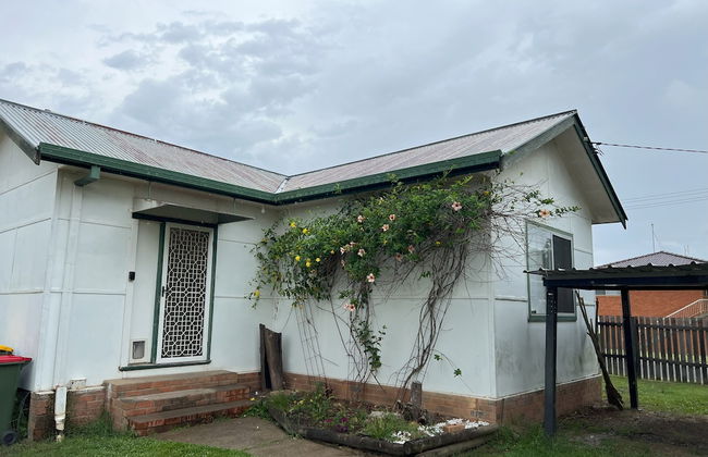 Pet Friendly 2 Bedroom Cottage with Yard - Photo 16