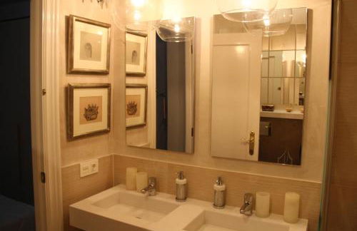 Elegant 2 Bedroom Apartment in Historic 1882 Building Central Sevilla Private Parking & Country Club Access - Foto 28