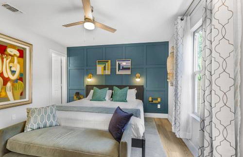 Modern 3BR Retreat with Fun Yard, Mini-Golf, Hot Tub & BBQ Dining Deck - Foto 13