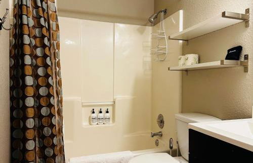 Luxe on Penn Family Friendly, Toddler amenities, baby proof with baby gate, toys, bath toys, cups and plates, Separate Workstation with Desk and Monitor, located in desirable SE Boise next to the Greenbelt and Boise River - Foto 19